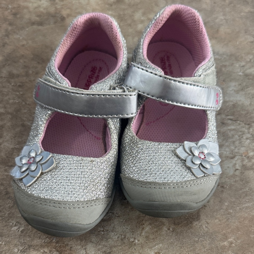 Stride rite silver sparkle Mary Jane shoes size 6